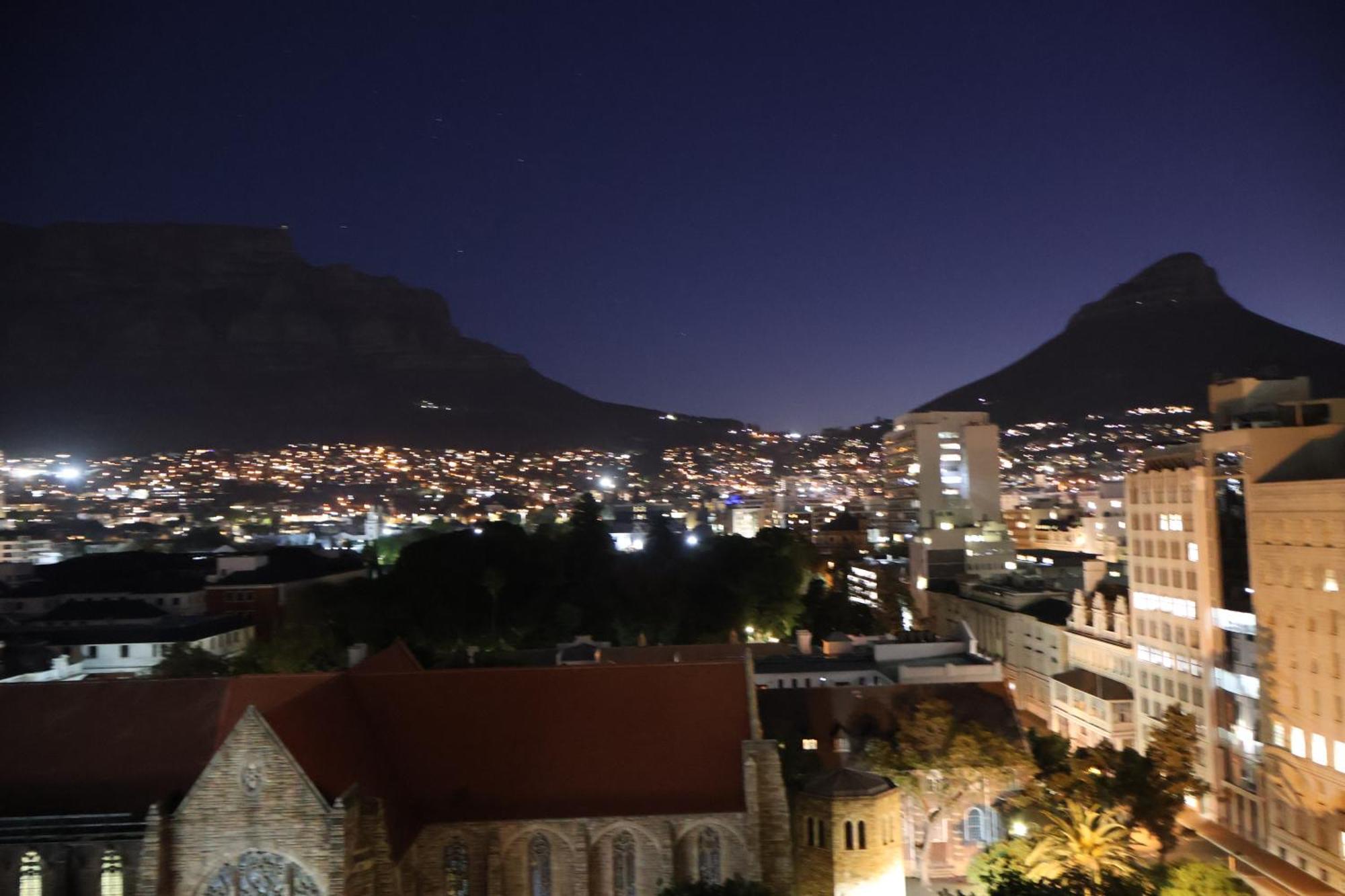 Luxury At Taj - Corner With Balcony - Newly Renovated * Kaapstad