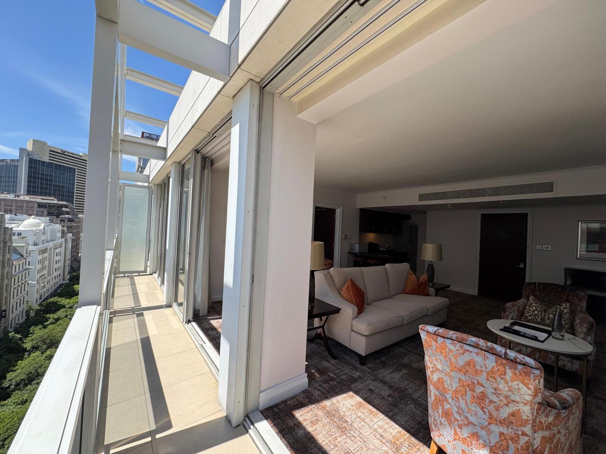 Luxury At Taj - Corner With Balcony - Newly Renovated Kaapstad