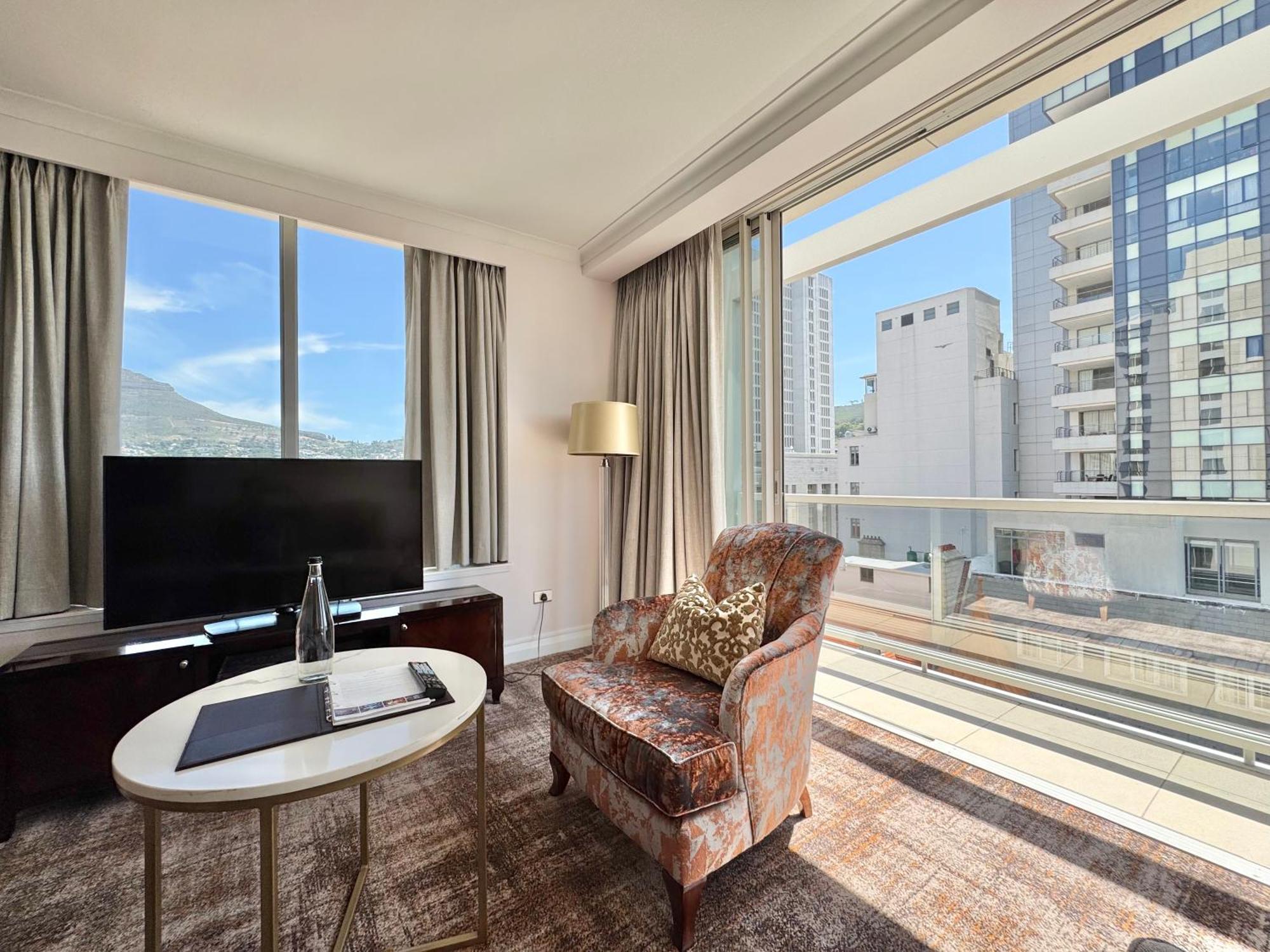 Luxury At Taj - Corner With Balcony - Newly Renovated * Kaapstad
