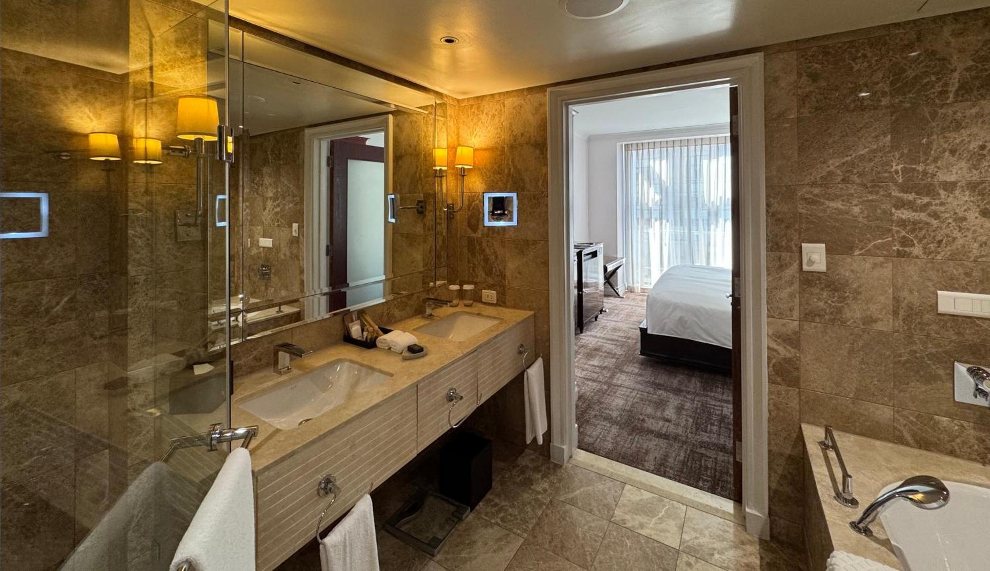 Luxury At Taj - Corner With Balcony - Newly Renovated Kaapstad