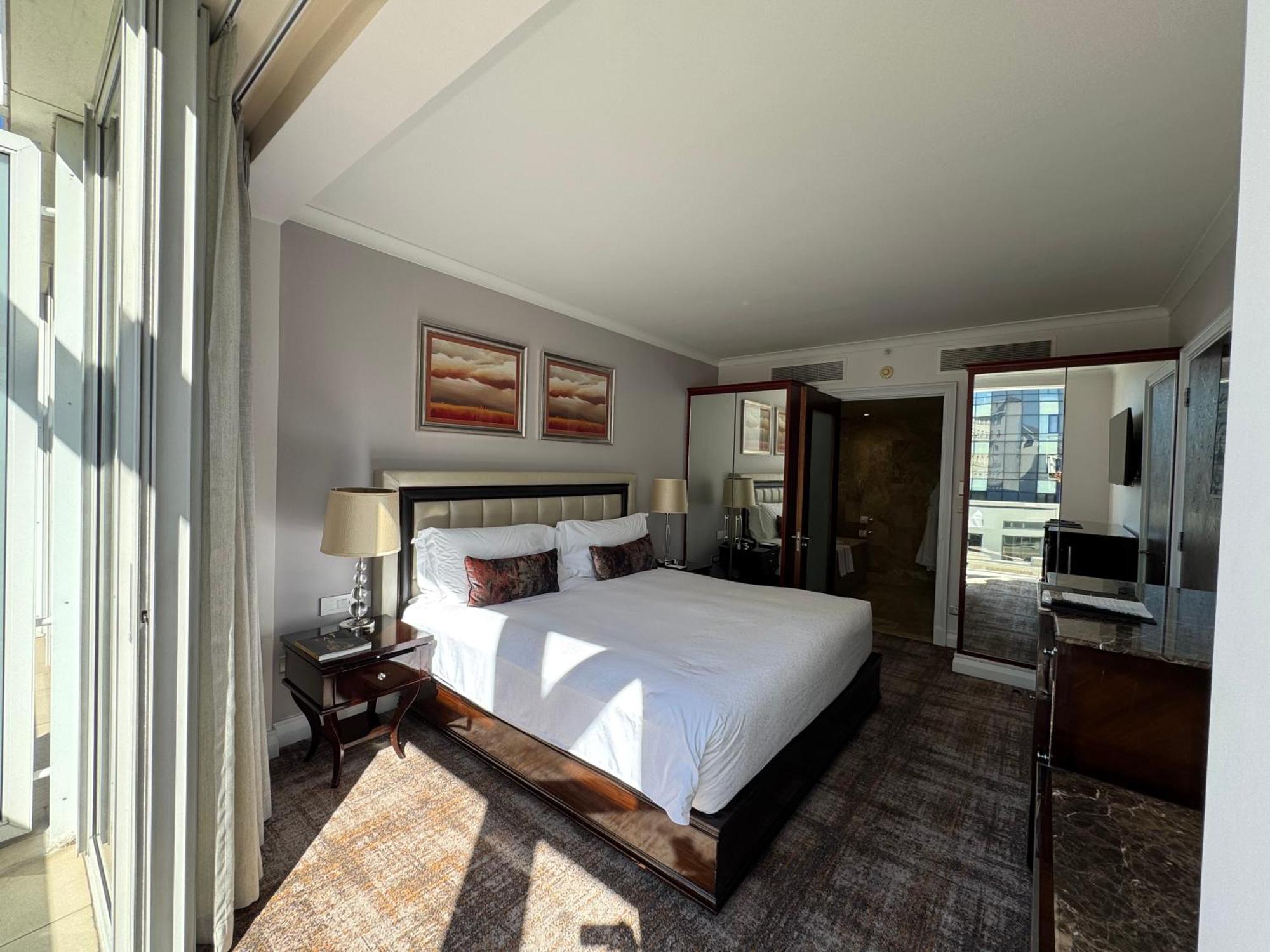 Luxury At Taj - Corner With Balcony - Newly Renovated
